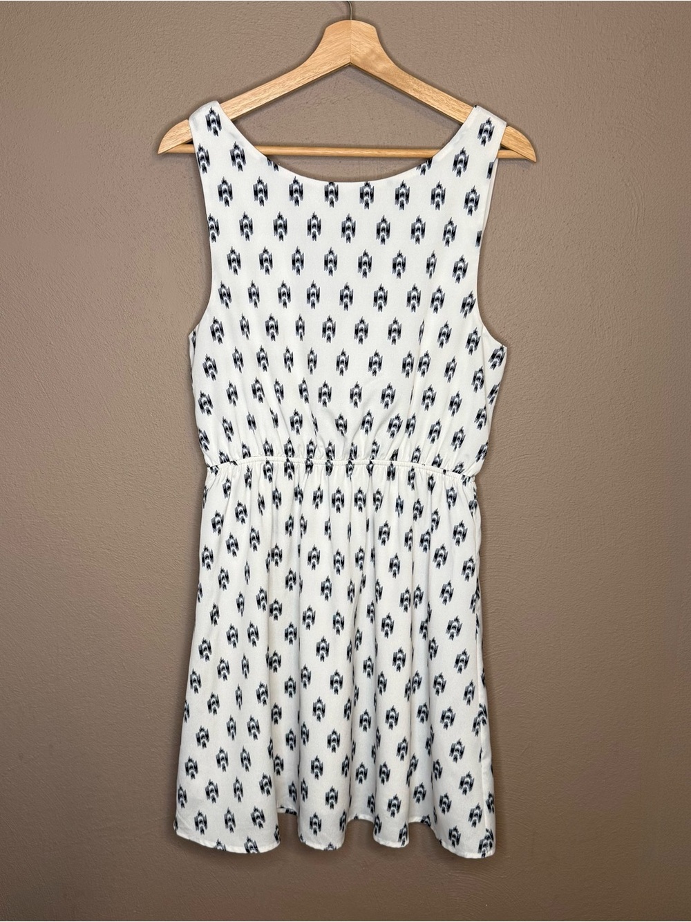 Everly Geometric Ikat Smocked Waist Sleeveless Sundress White & Navy Size Large